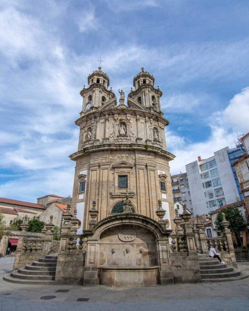 Vista frontal de la iglesia de la Peregrina en el centro de Pontevedra