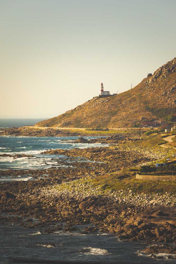 Fotografía a distancia del faro de Cabo de Silleiro en Baiona con el mar de fondo